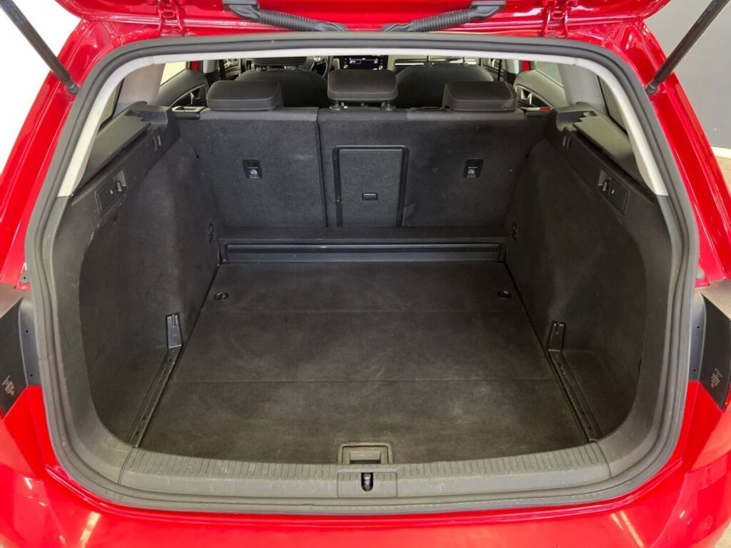 Volkswagen Golf 2018 Punainen