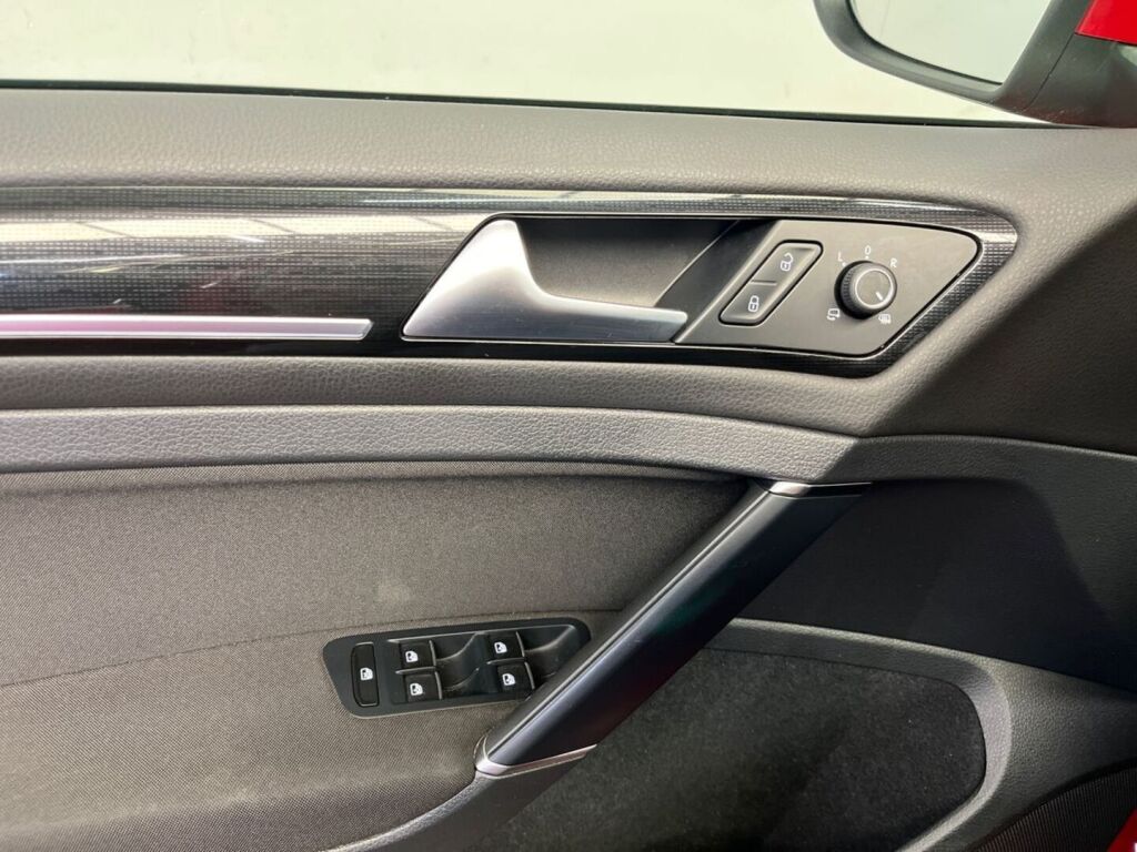 Volkswagen Golf 2018 Punainen