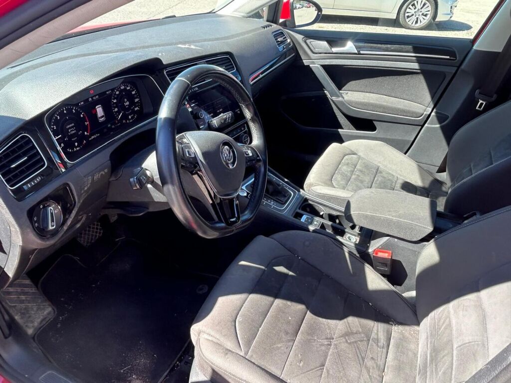 Volkswagen Golf 2018 Punainen