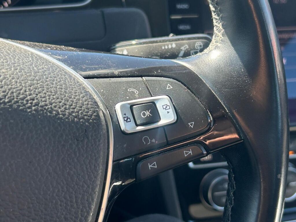 Volkswagen Golf 2018 Punainen