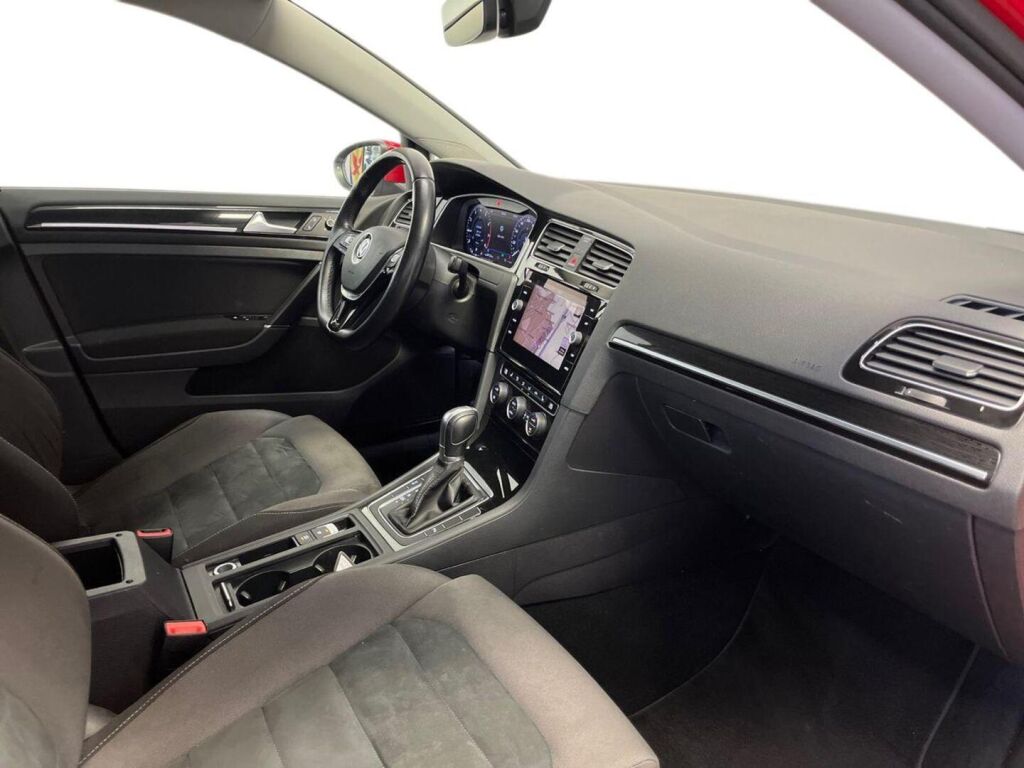 Volkswagen Golf 2018 Punainen