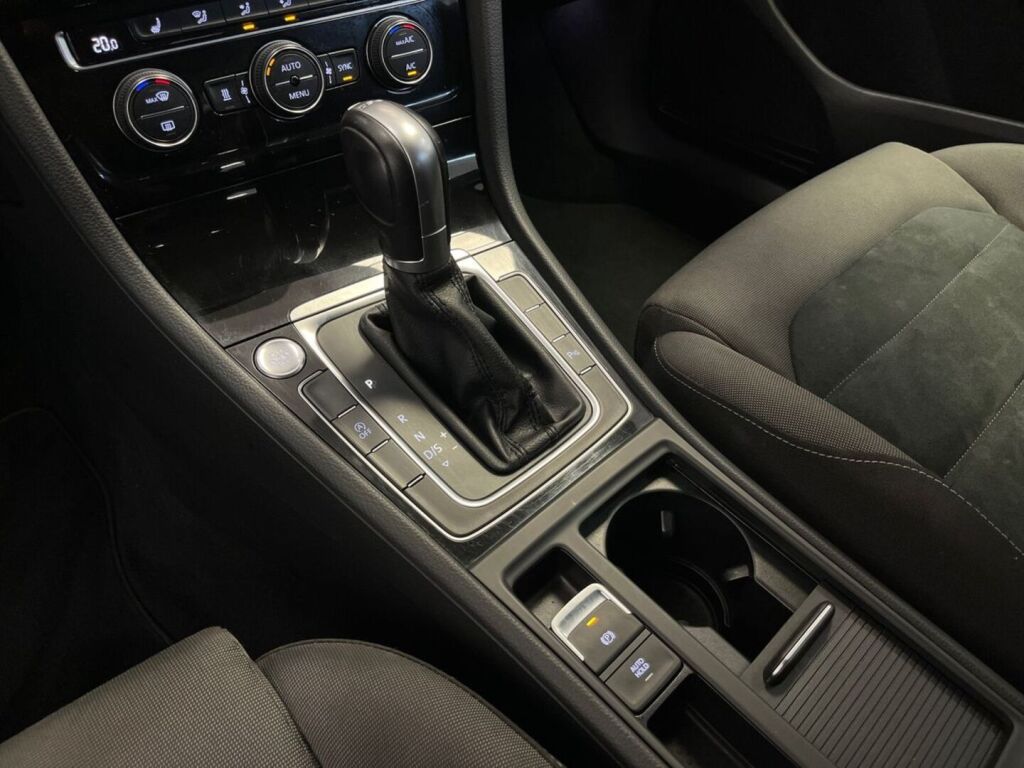 Volkswagen Golf 2018 Punainen