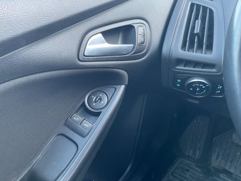 Ford Focus 2018 Valkoinen