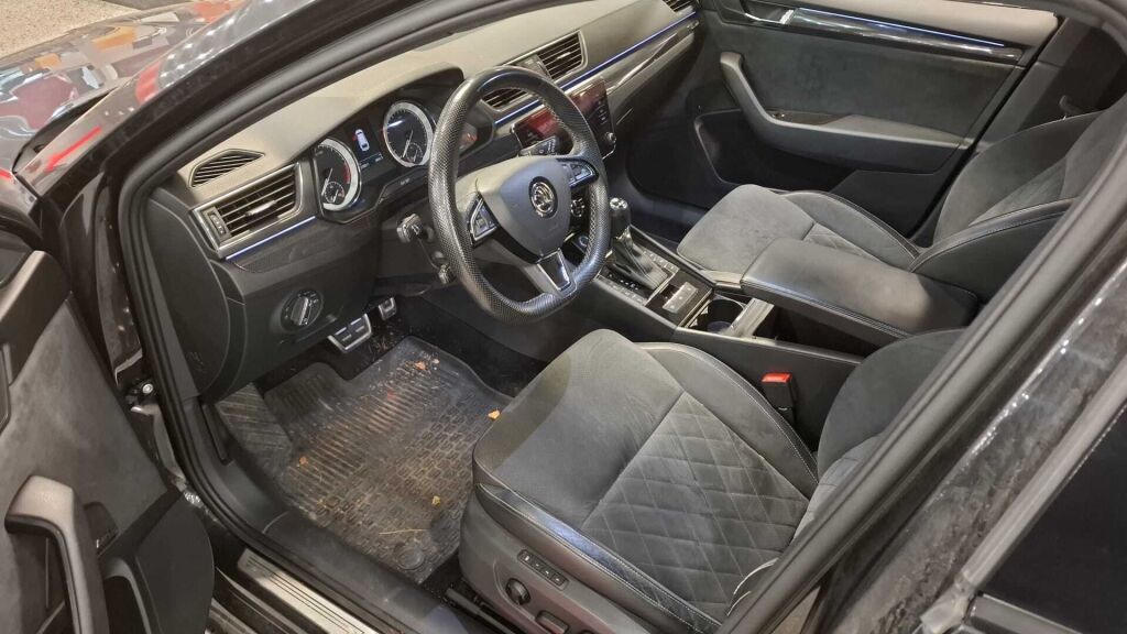 Skoda Superb 2019 Musta