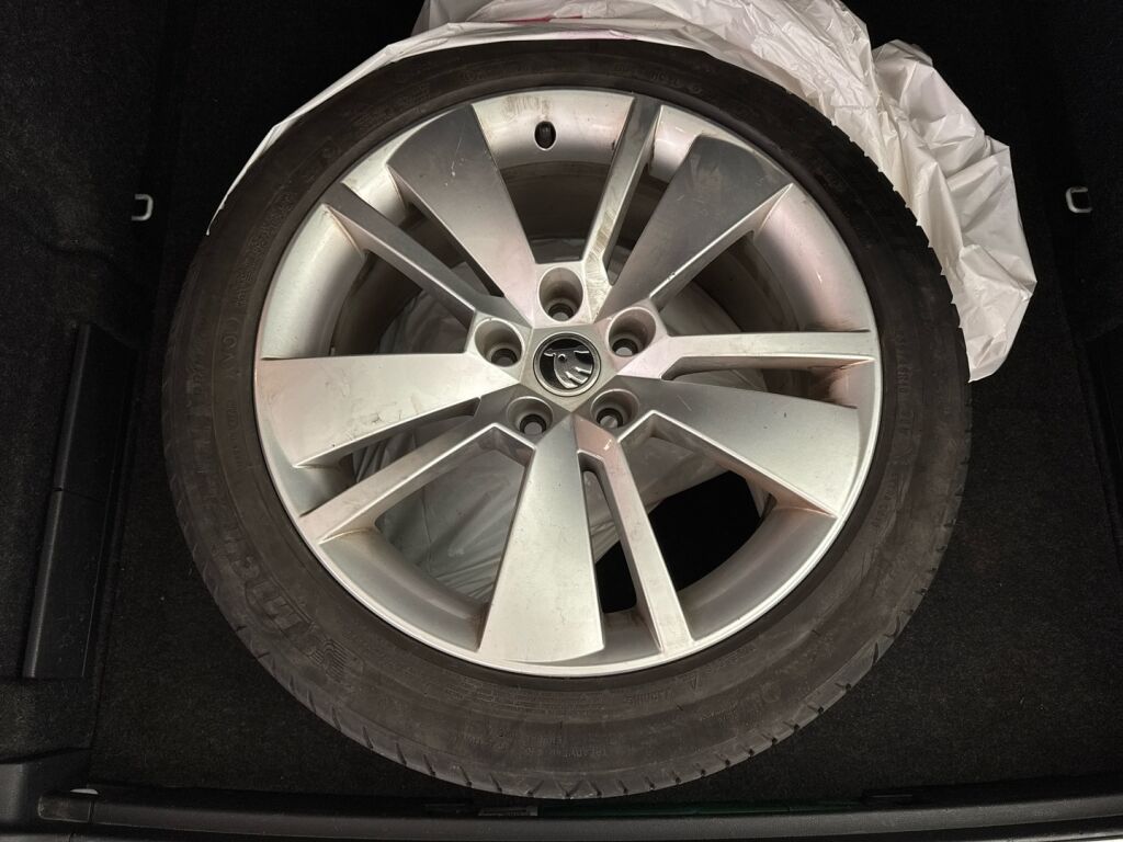 Skoda Superb 2019 Valkoinen