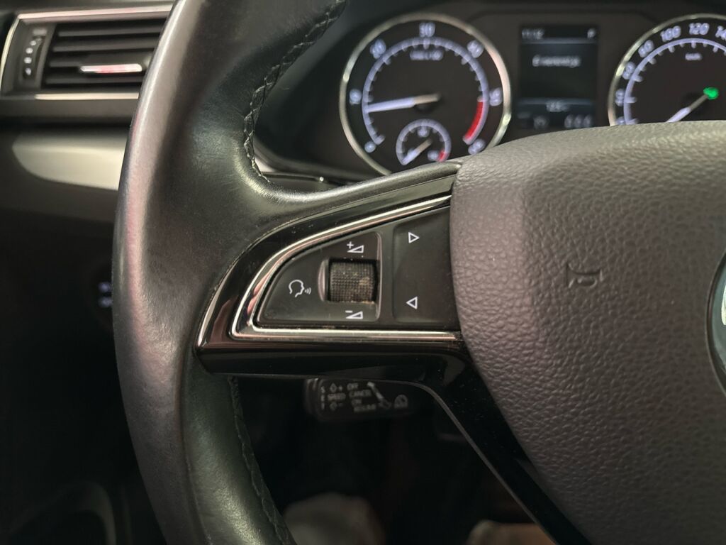 Skoda Superb 2019 Valkoinen