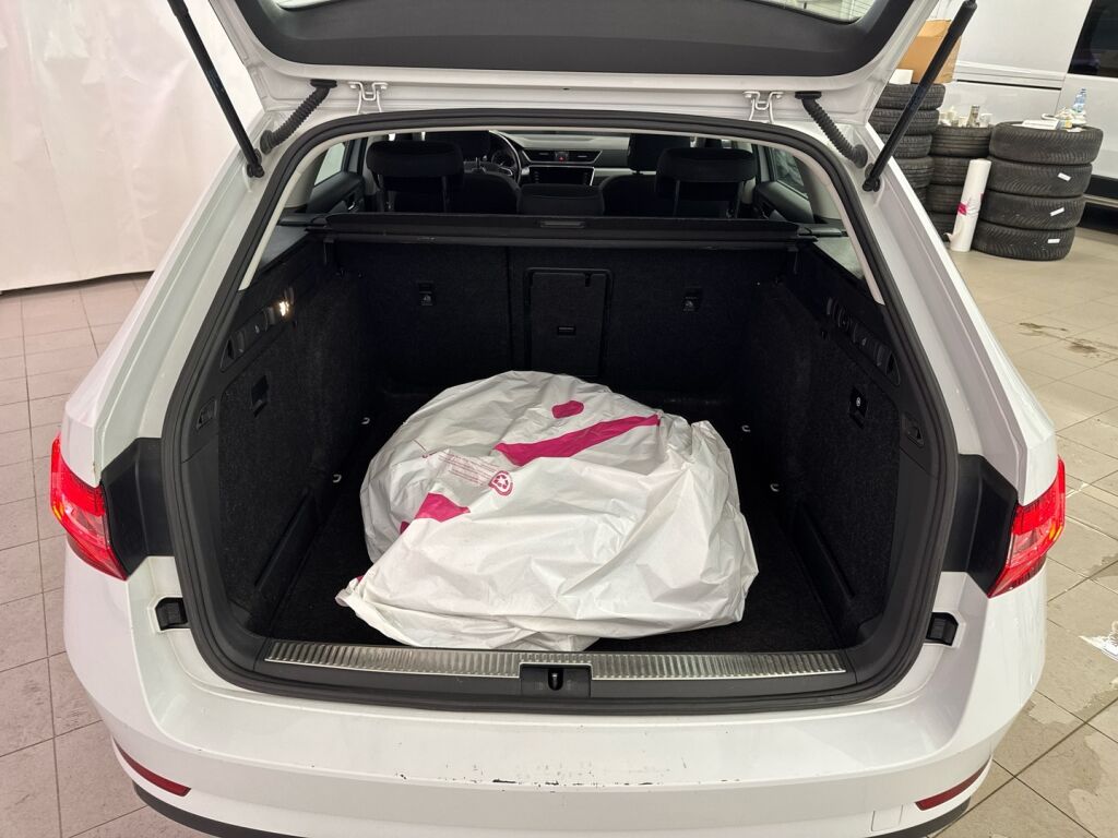 Skoda Superb 2019 Valkoinen