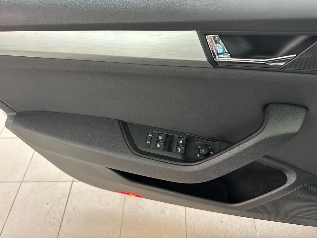 Skoda Superb 2019 Valkoinen