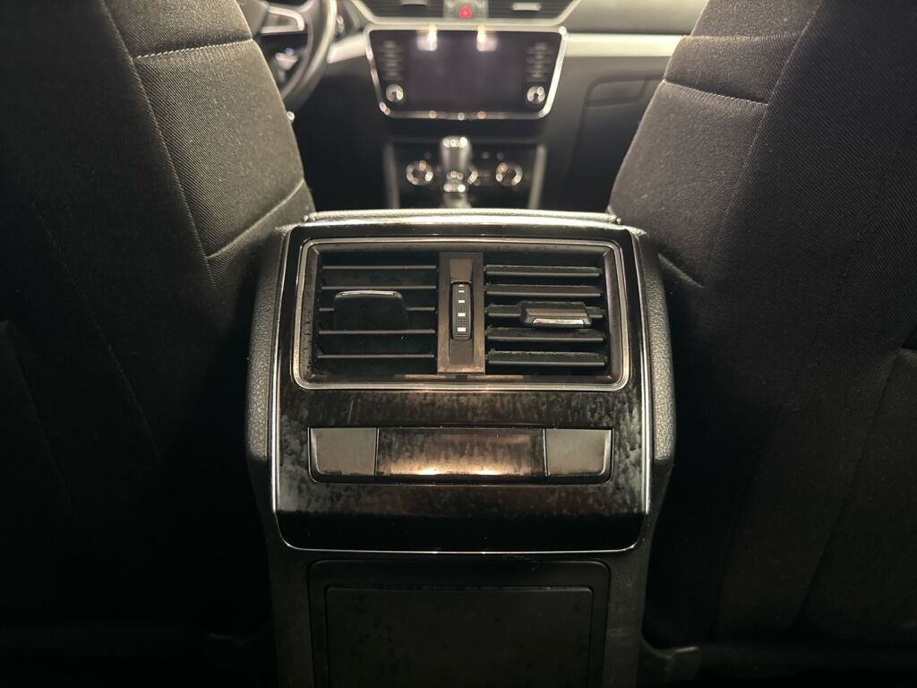 Skoda Superb 2019 Valkoinen