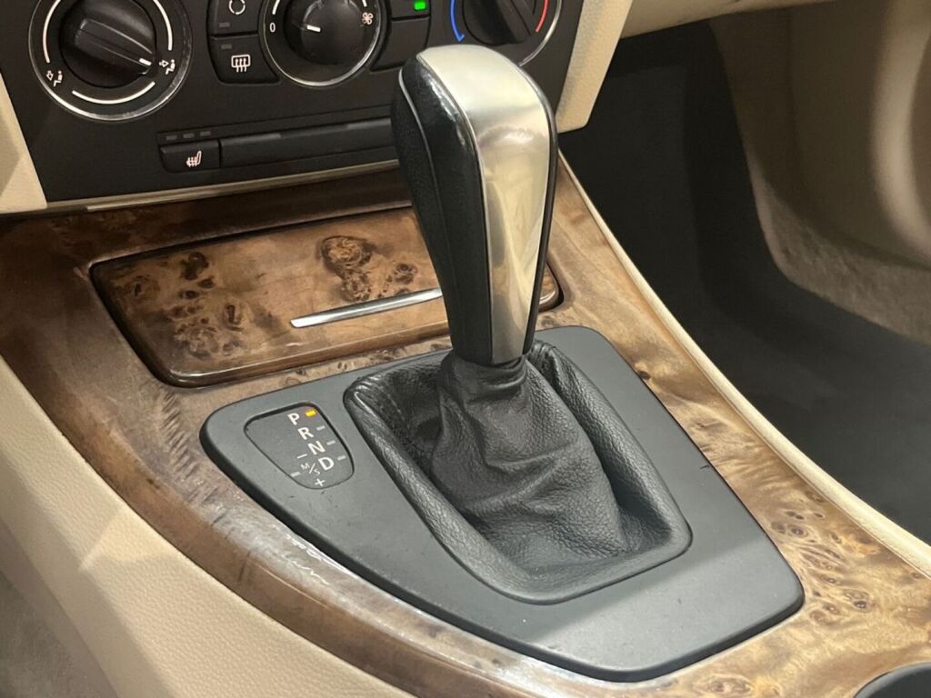 BMW 325 2007 Ruskea (beige)