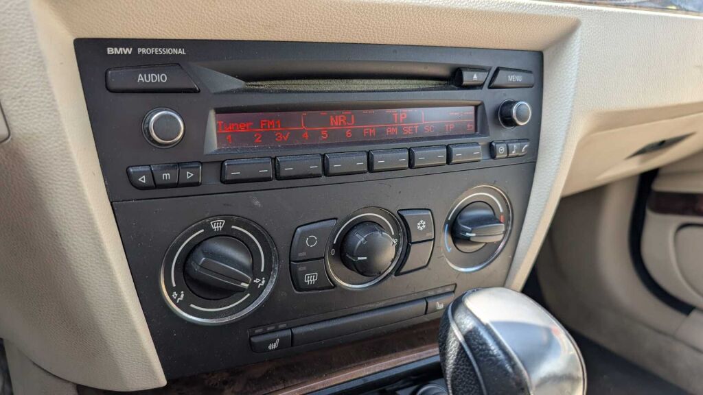 BMW 325 2007 Ruskea (beige)