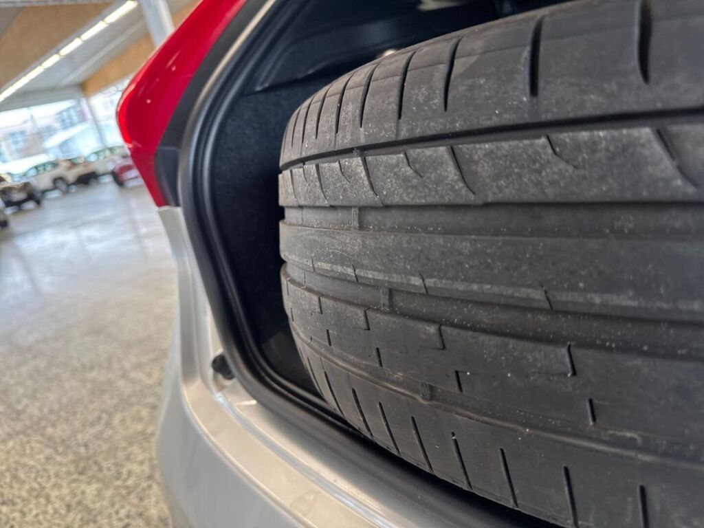 Volvo V40 2016 Metallinhohto Hopea