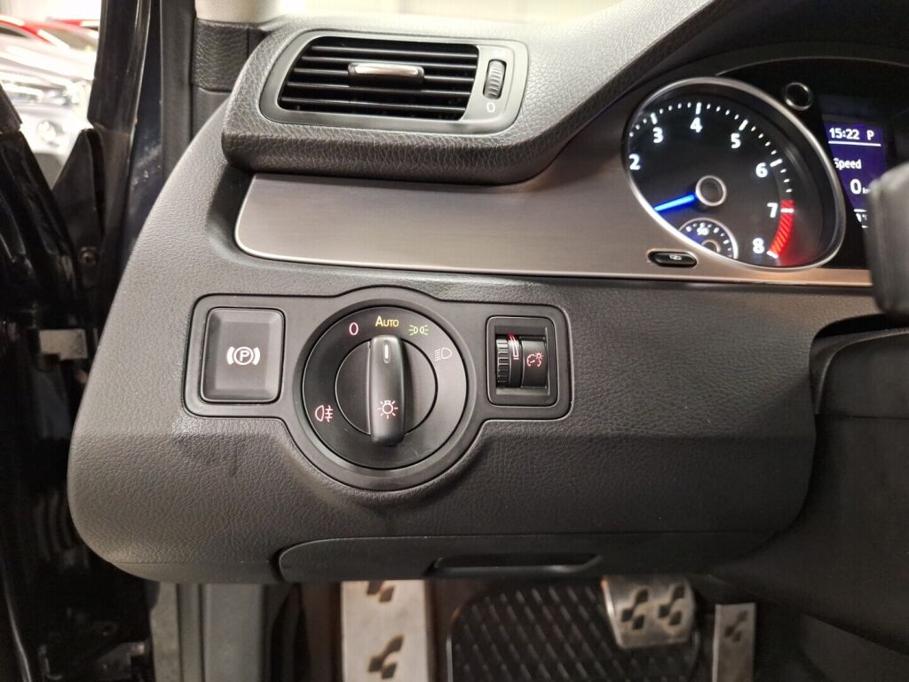 Volkswagen Passat 2009 Musta