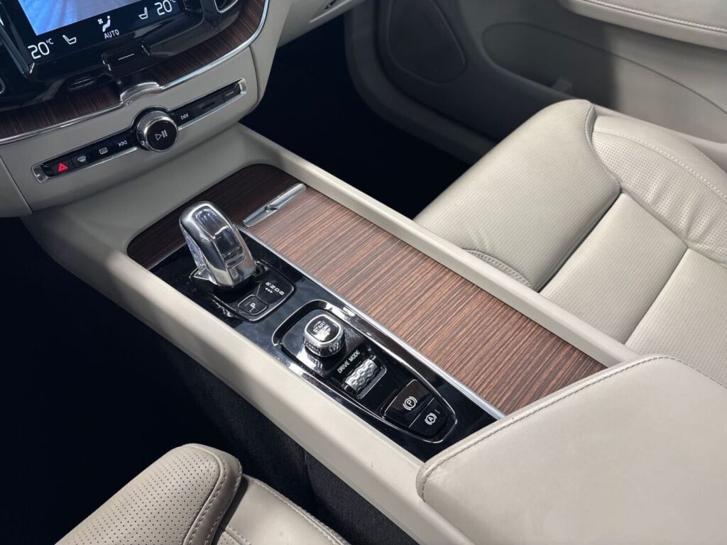 Volvo XC60 2019 Valkoinen