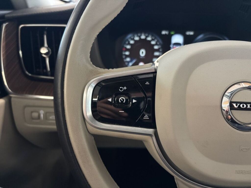 Volvo XC60 2019 Valkoinen