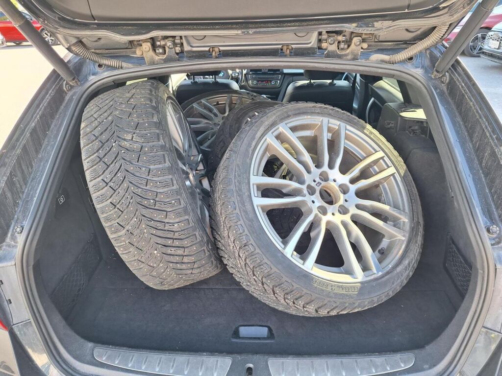 BMW 330 2014 Musta