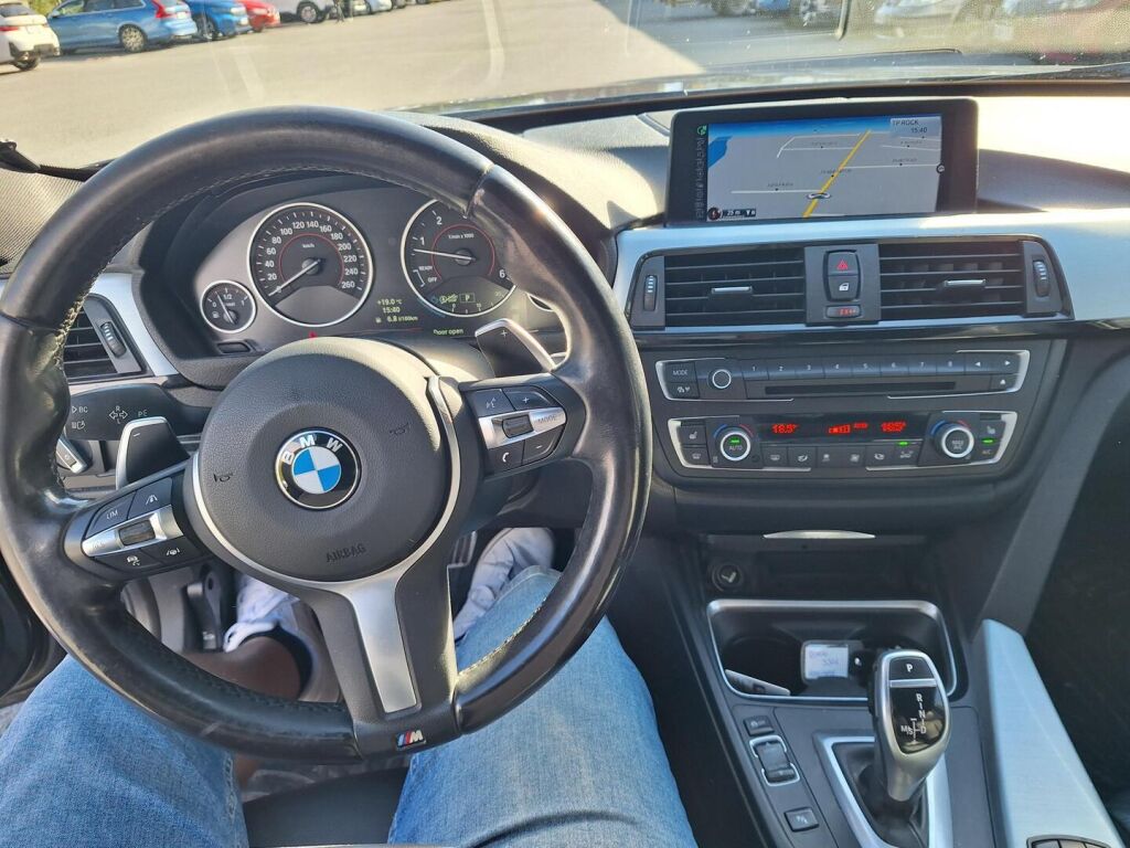 BMW 330 2014 Musta