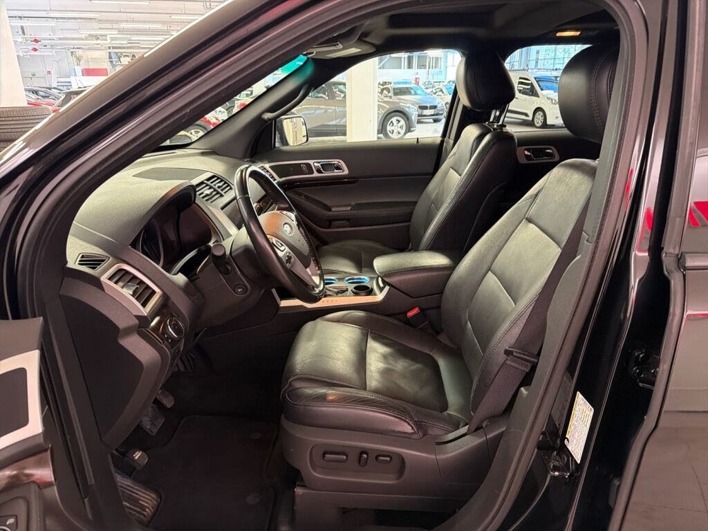 Ford Explorer 2011 met. musta
