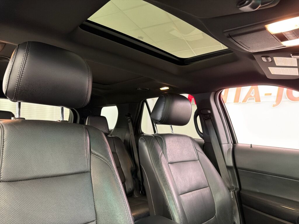 Ford Explorer 2011 met. musta