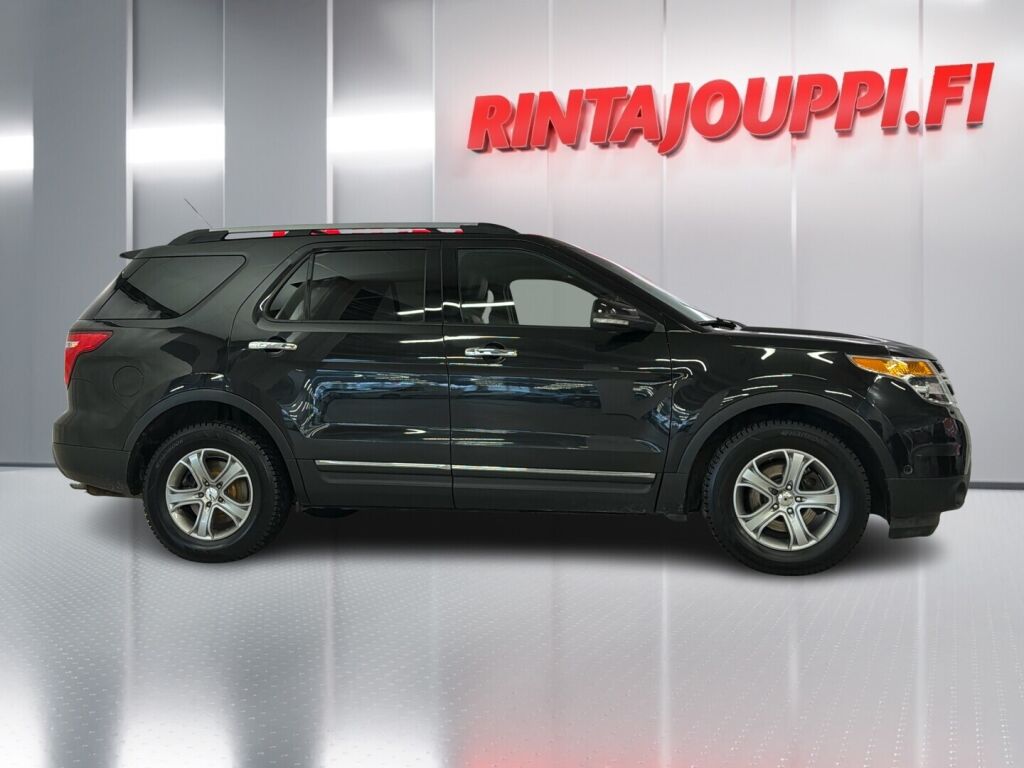 Ford Explorer 2011 met. musta