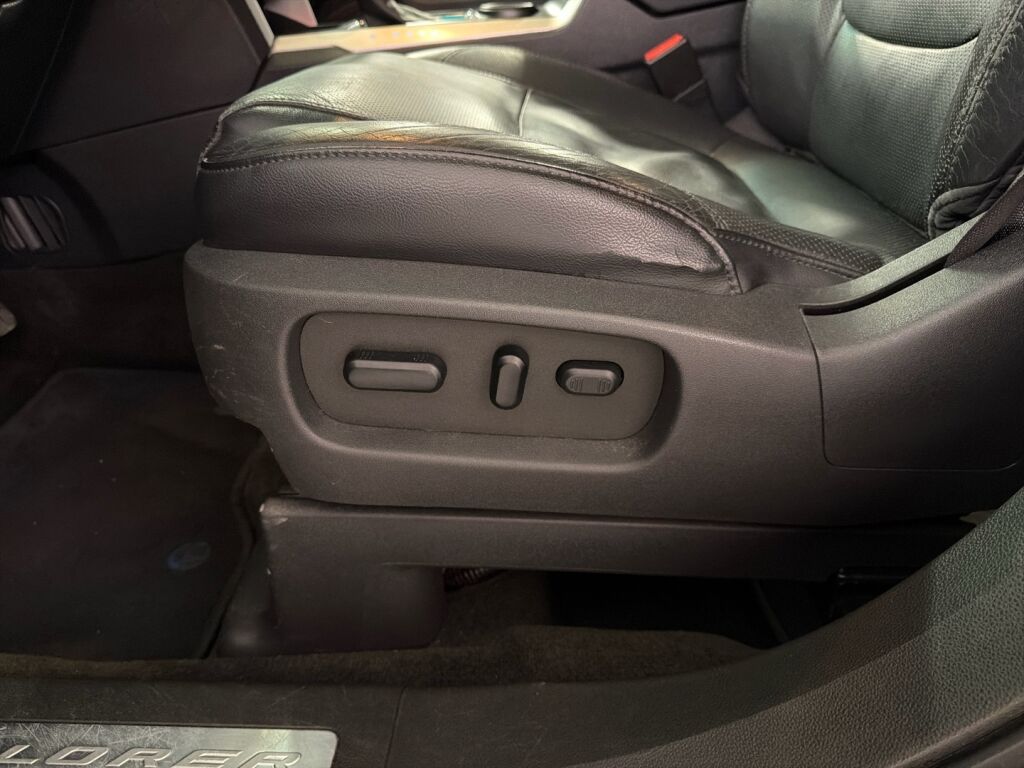 Ford Explorer 2011 met. musta