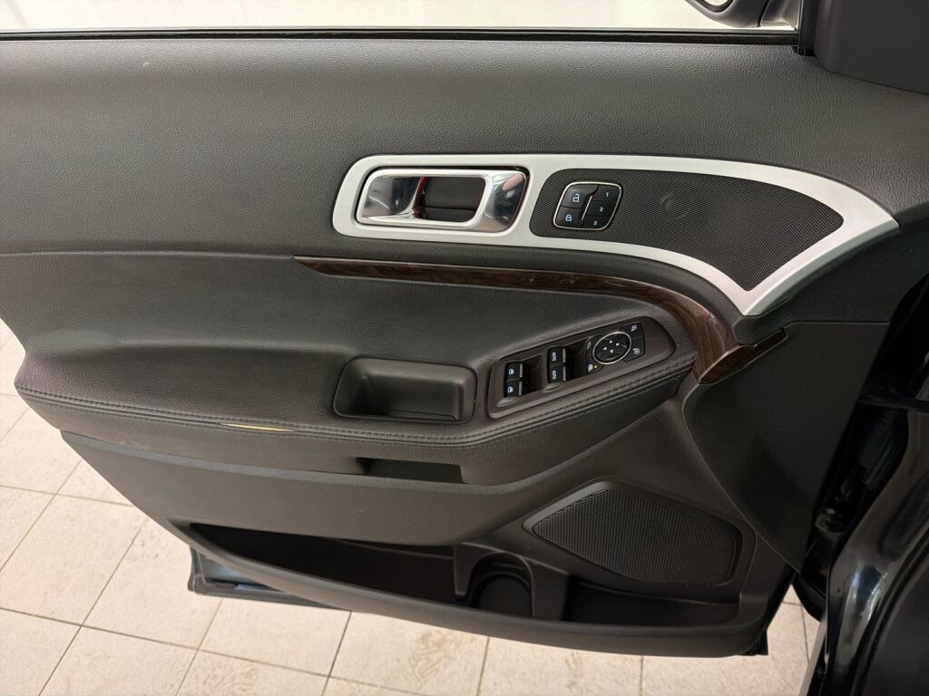 Ford Explorer 2011 met. musta