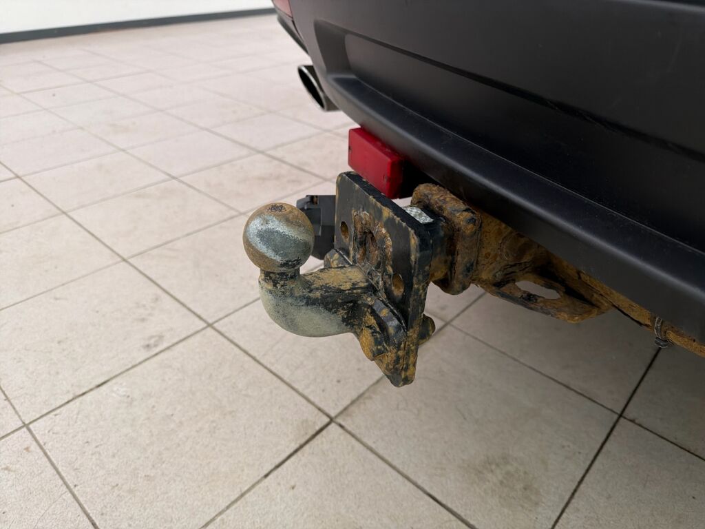 Ford Explorer 2011 met. musta