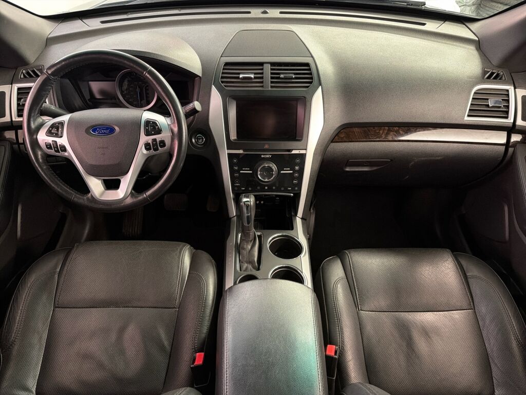 Ford Explorer 2011 met. musta