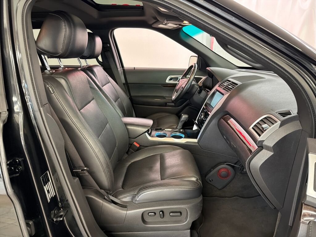 Ford Explorer 2011 met. musta