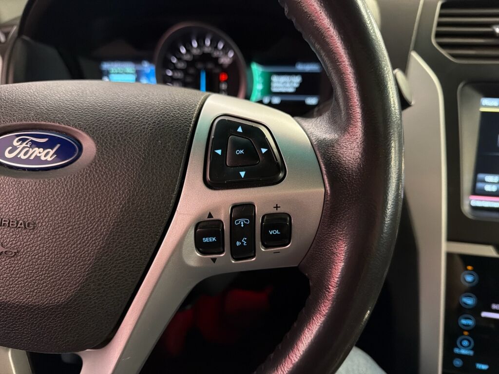 Ford Explorer 2011 met. musta