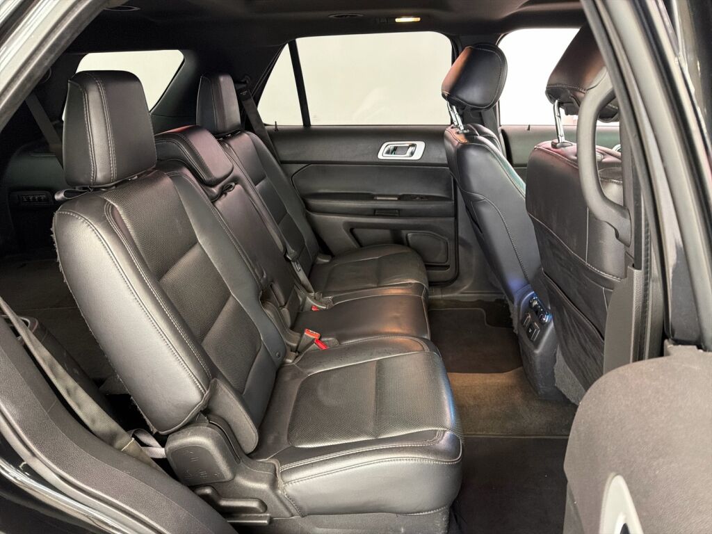 Ford Explorer 2011 met. musta