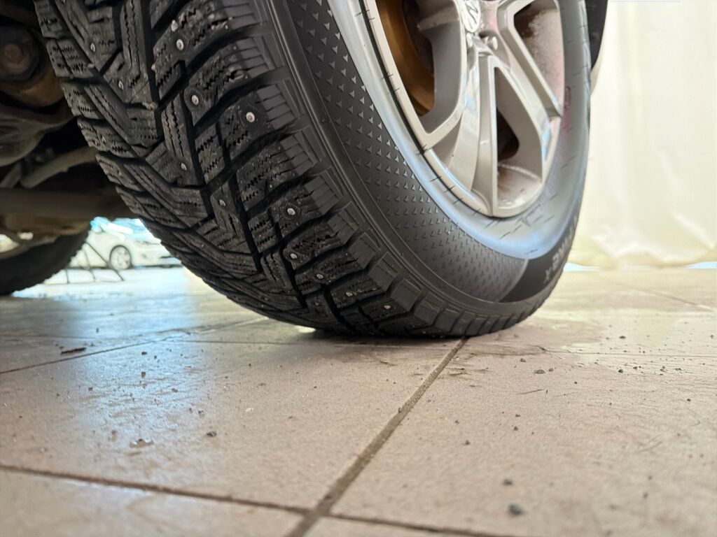 Ford Explorer 2011 met. musta