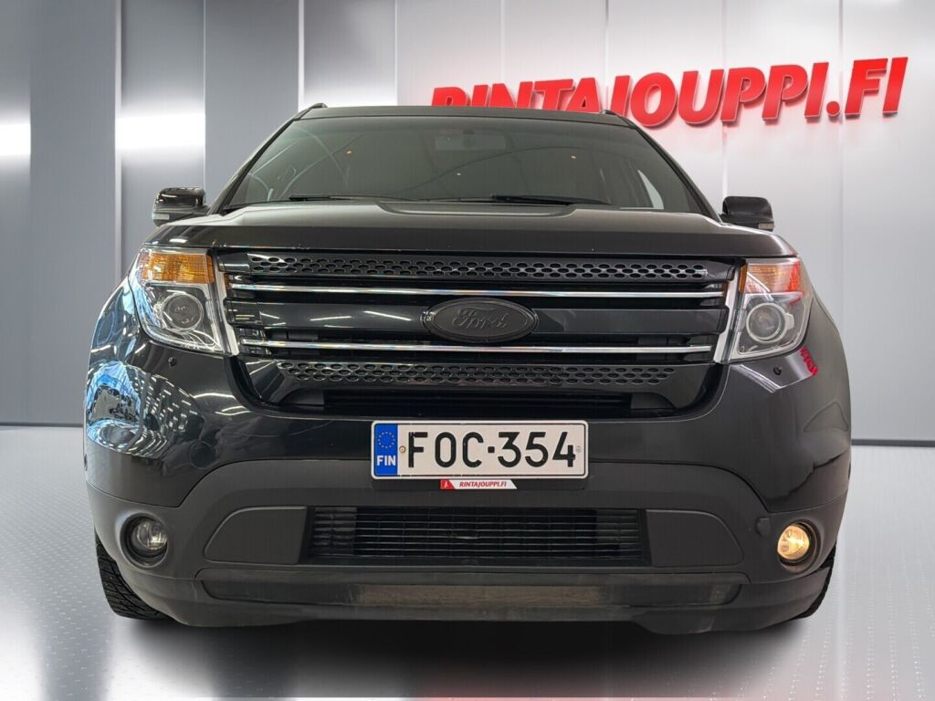 Ford Explorer 2011 met. musta