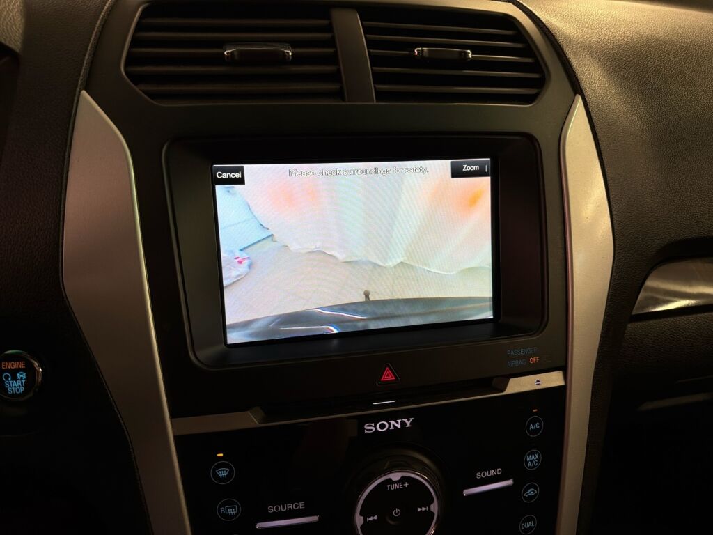 Ford Explorer 2011 met. musta