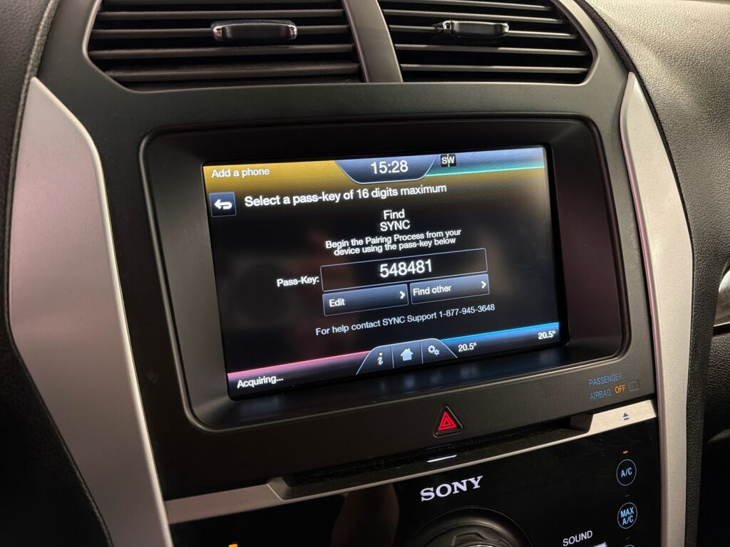 Ford Explorer 2011 met. musta