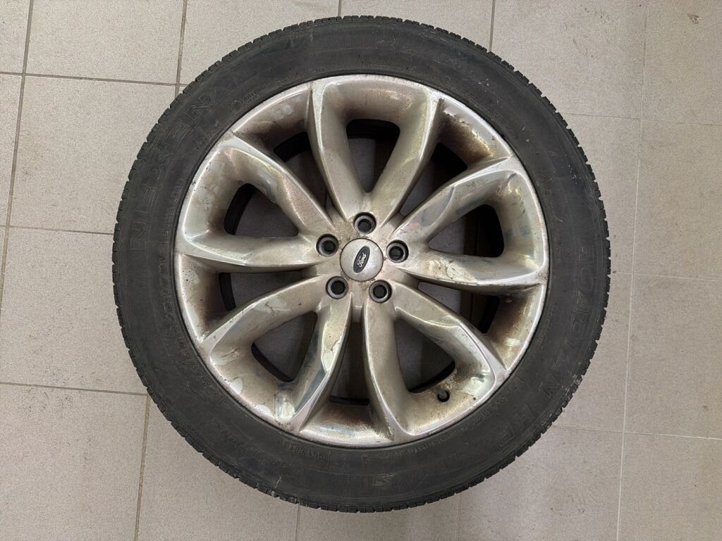 Ford Explorer 2011 met. musta