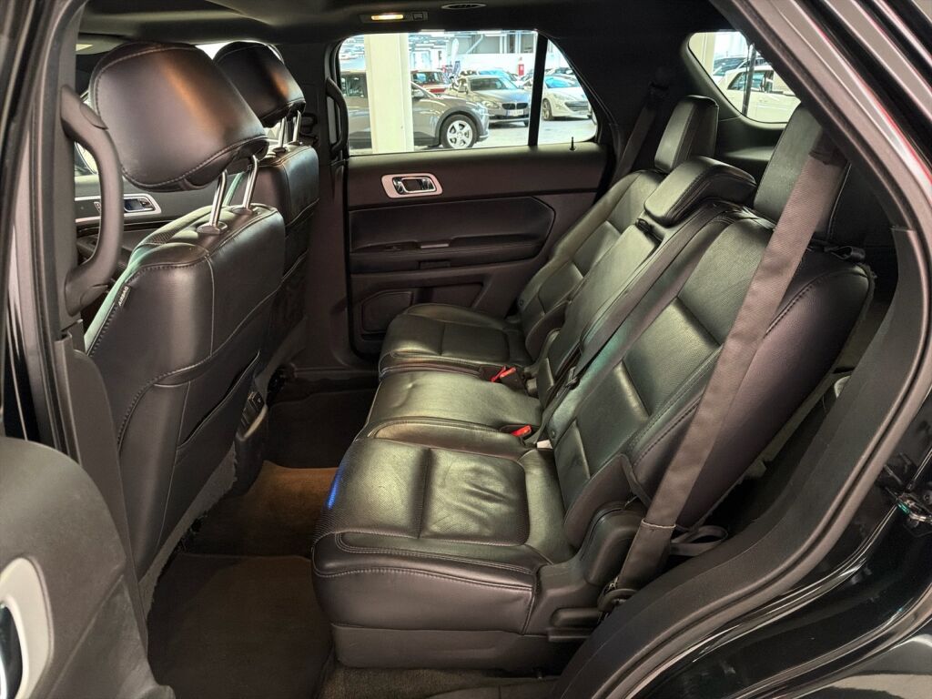 Ford Explorer 2011 met. musta