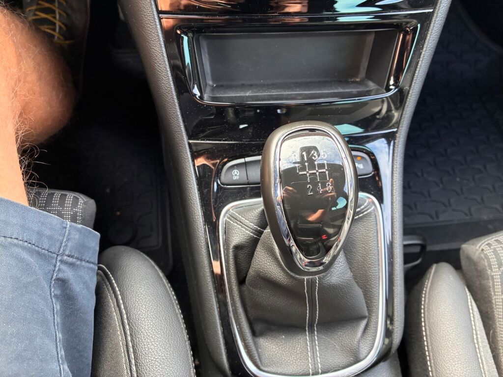 Opel Astra 2020 Punainen