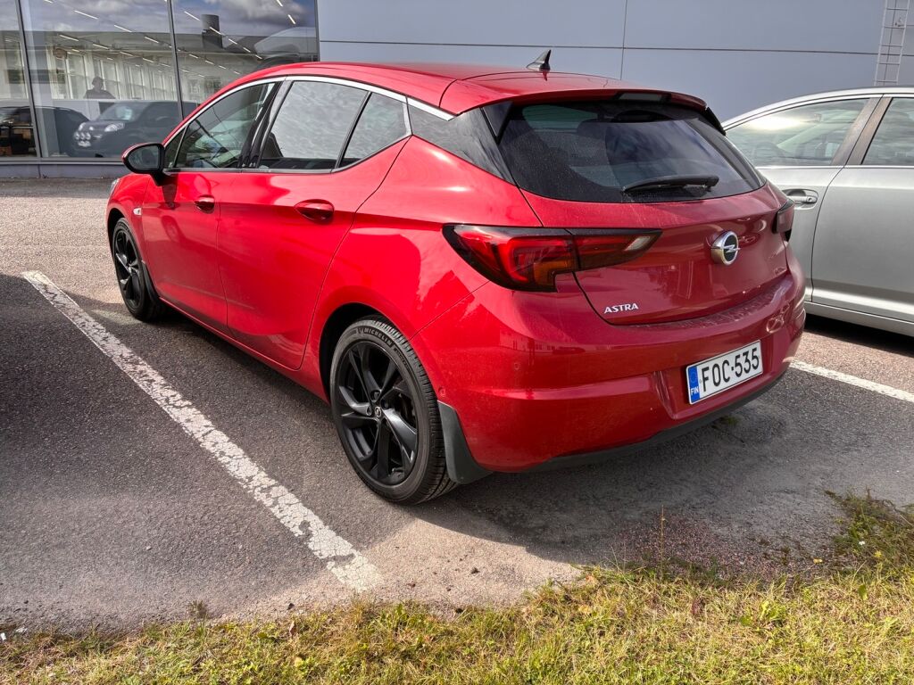 Opel Astra 2020 Punainen