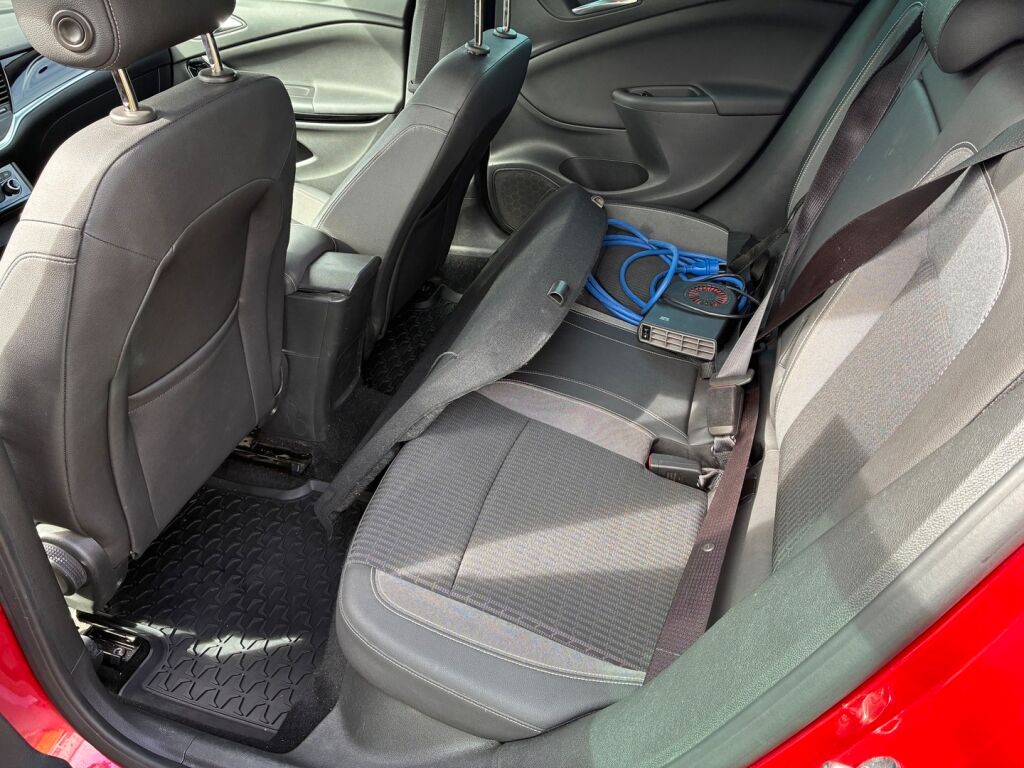Opel Astra 2020 Punainen