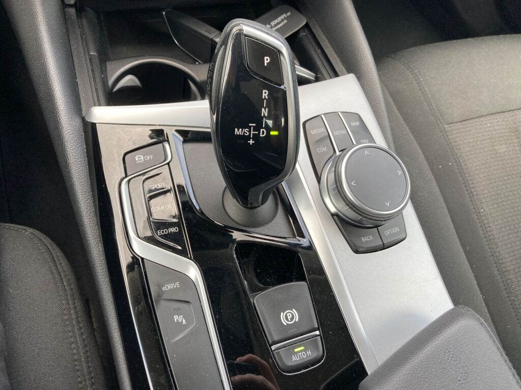 BMW 530 2022 Metallinhohto Musta