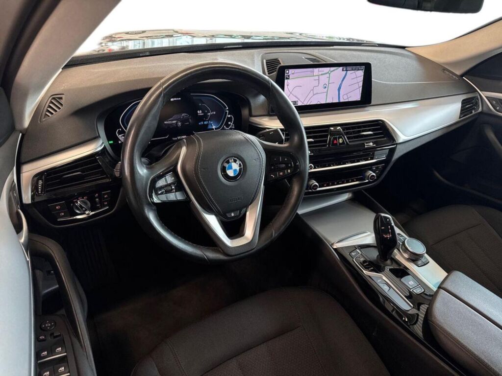 BMW 530 2022 Metallinhohto Musta