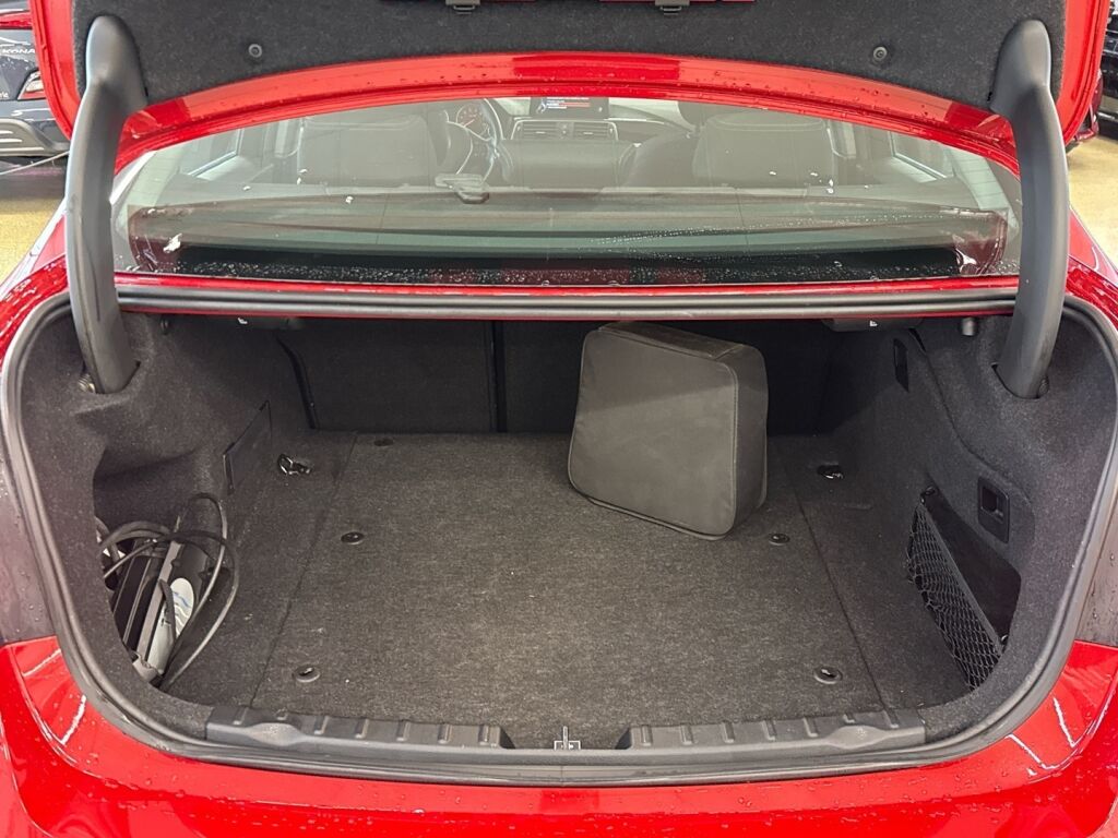 BMW 330 2016 Punainen