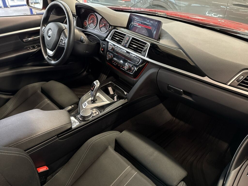 BMW 330 2016 Punainen