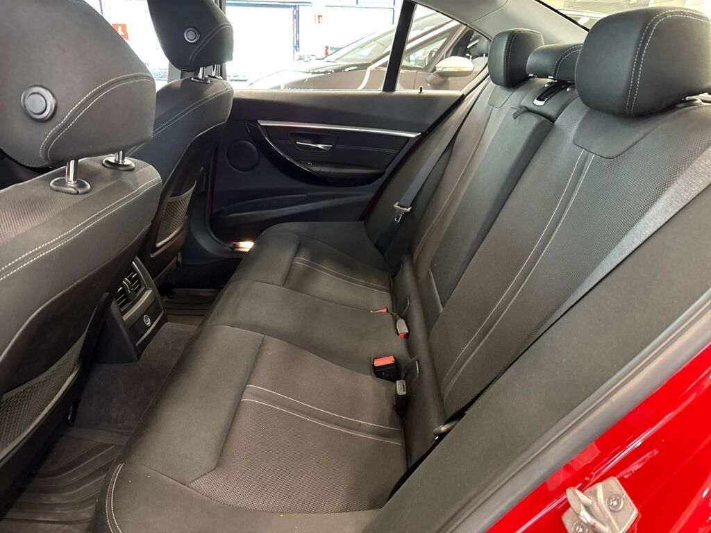 BMW 330 2016 Punainen