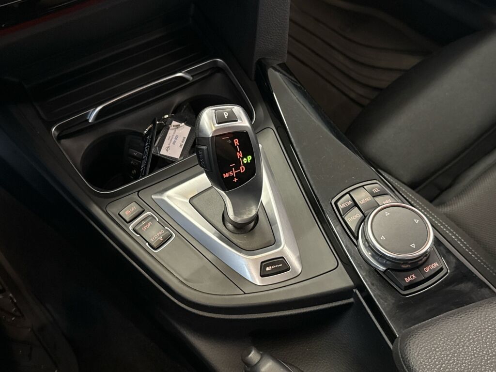 BMW 330 2016 Punainen