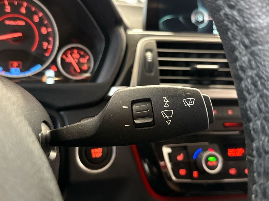 BMW 330 2016 Punainen