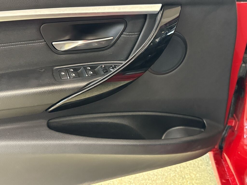 BMW 330 2016 Punainen