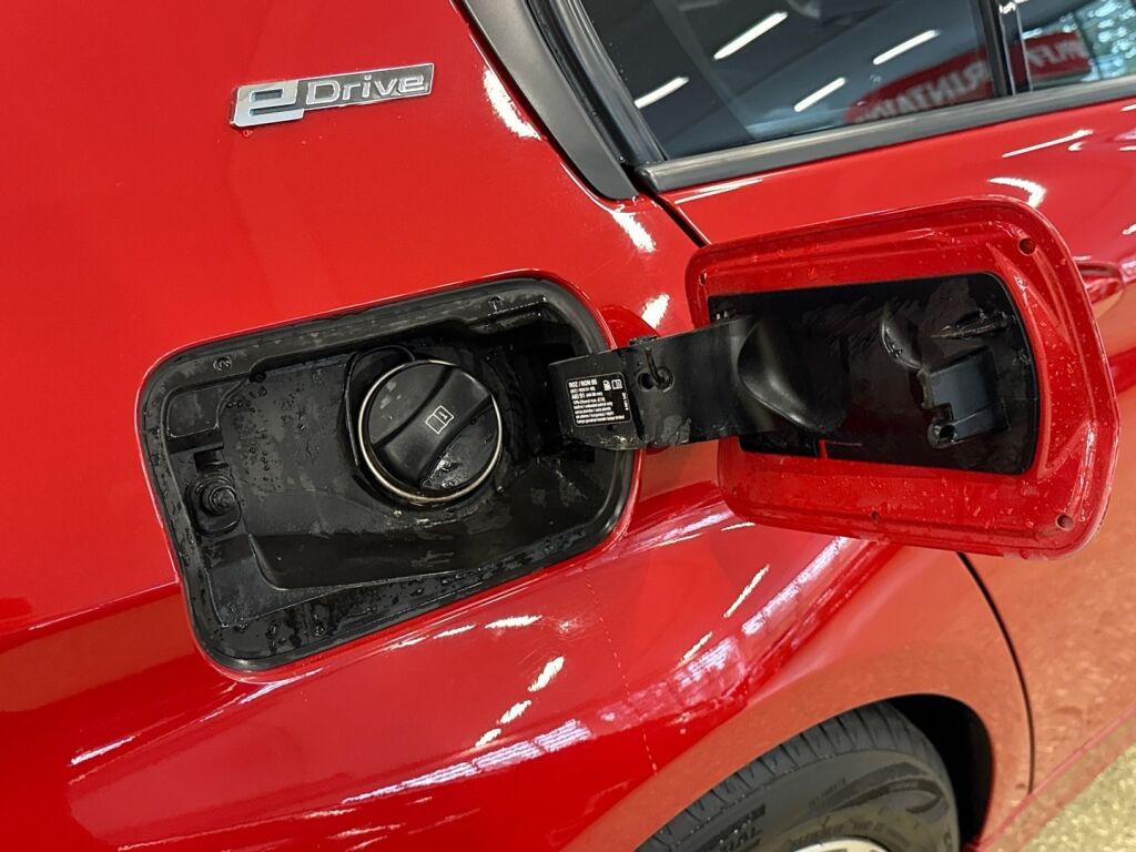 BMW 330 2016 Punainen