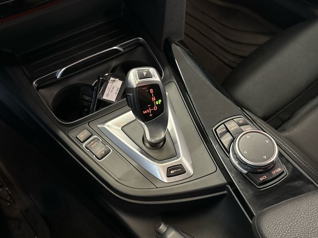 BMW 330 2016 Punainen